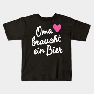 Geschenkidee Oma braucht ein Bier Kids T-Shirt